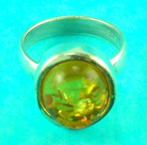 online jewelry partners delivers a classic amber ring in round shape 