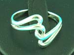 supreme quality jewelry vendor delivers sparkle styled twirl ring, great for gifts 